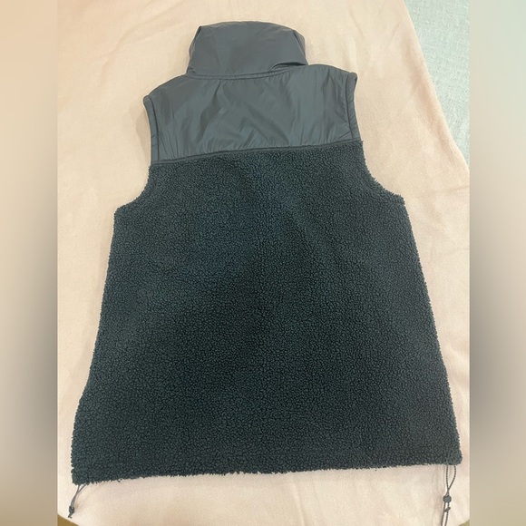Under Armour Black Sherpa Vest - Picture 3 of 7
